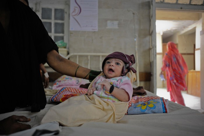 Một bé gái 12 ngày tuổi đang được bà ngoại đón bế tại một bệnh viện ở Karachi, Pakistan.